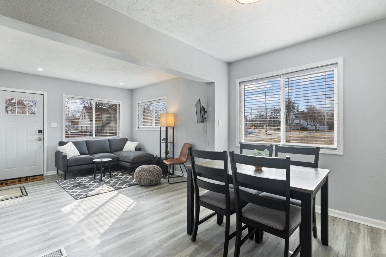 Entire Home Near Msu And Local Hospitals With Fast Wi-Fi & Dedicated Office Lansing Exterior photo